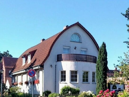 Einfamilienhaus im Villenviertel mit Garage und Carport