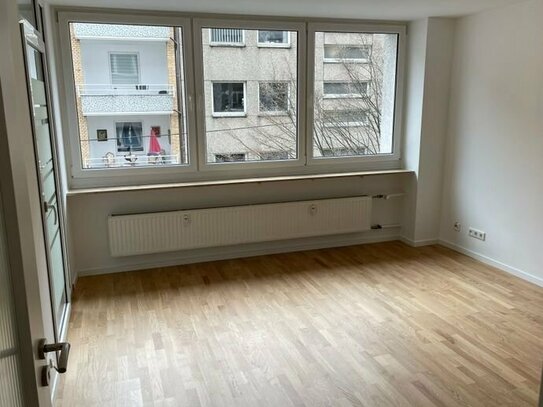 D-Friedrichstadt / Stadtmitte - renovierte 2 Zimmer - Balkon