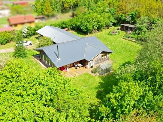 Holzhaus in Bungalowform mit einem ca. 3200 m² großen Grundstück