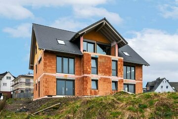 Wohnen und Investieren: Vielseitiges Mehrfamilienhaus in Bischoffen / Option: Schlüsselfertig kaufen