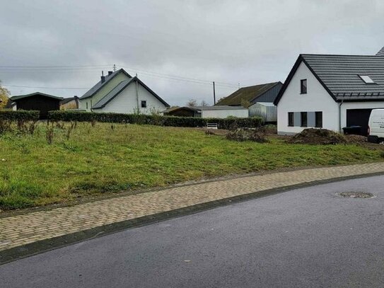 Sehr schöne gut bebaubare Baustelle, flache Lage am Rande von Daleiden mit Fernblick