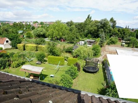 Entdecken Sie ein Reihenmittelhaus mit neuwertiger Heizung: tolles Wohnen mit Blick ins Grüne, Garage und Stellplatz!