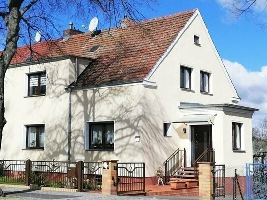 Interessantes Wohnhaus in guter Stadtlage, mit tollen Außenanlagen u. geräumigen Nebengelass