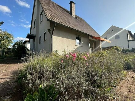 Roßtal ~ Freistehendes Familienhaus mit großen Gartengrundstück in ruhiger Wohnlage