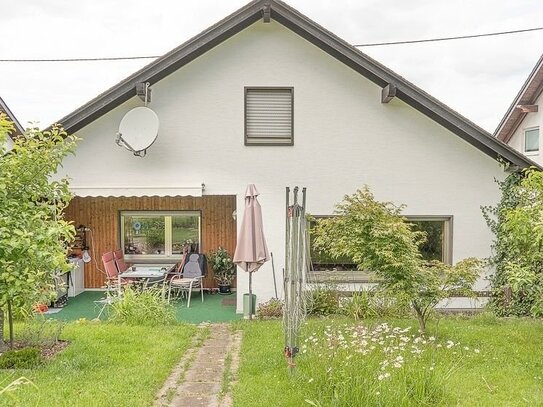 Schönes Zweifamilienhaus mit Garten und zwei Garagen in ruhiger Lage