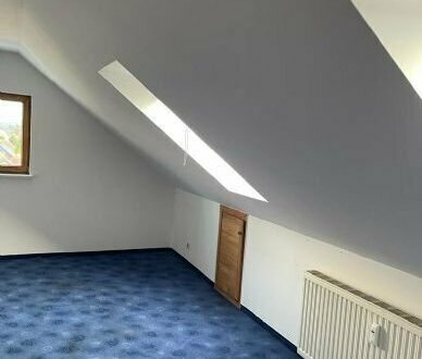 * Komfort * Dachgeschosswohnung für Single oder junges Paar * Frisch renoviert * mit Weitblick