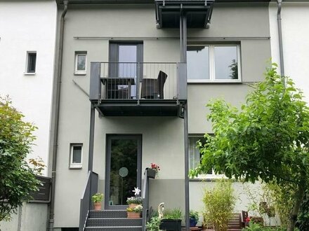 Schöner Wohnen in hochwertig sanierter 2­-Zimmer­-Altbauwohnung mit Balkon, Einbauküche und Kaminofen in Nürnberg Nord-…