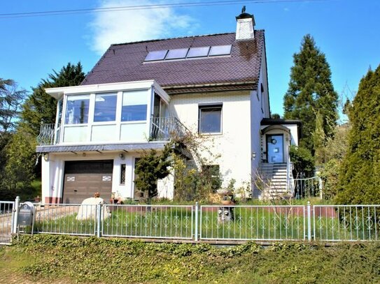 Einfamilienhaus in bester Lage und Pool im sonnigen Garten