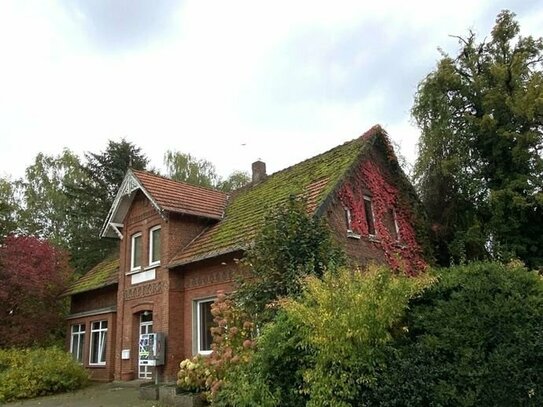 Sanierungsbedürftiges Mehrfamilienhaus in Avendorf auf großem Grundstück zzgl. freiem Baugrundstück