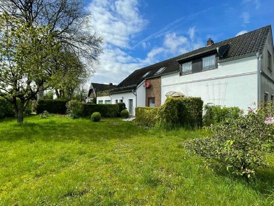 Mehrgenerationenhaus mit Einliegerwohnung und Doppelgarage auf einem großem Baulandgrundstück in naturverbundener und i…