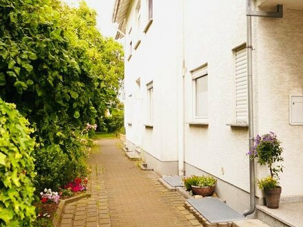 Helle modernisierte 2 Zimmer-Souterrain Wohnung mit EBK und Waschmaschine