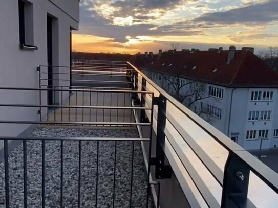 Ruhige Wohnung mit Dachterrasse, Balkon, teilmöbliert