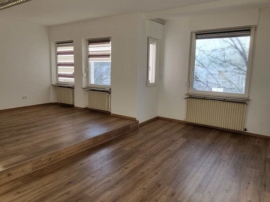 4-Zimmer-Wohnung ca. 100 qm in Bahnhofsnähe zu vermieten, 2. OG