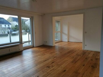 Neuwertige 3,5-Zimmer-Hochparterre-Wohnung mit Balkon und EBK in Bennigsen