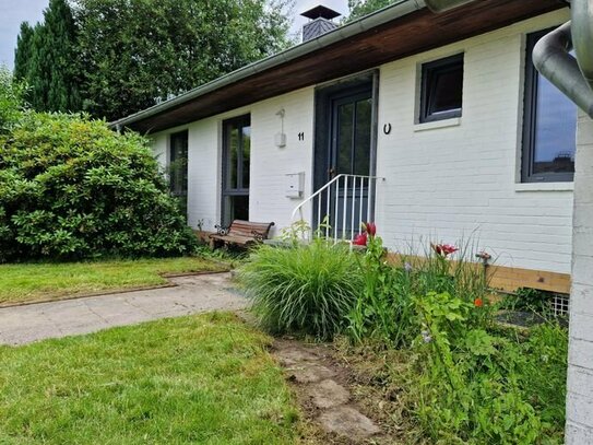 Für Gartenfreunde: Großer Bungalow, Garten, Garage, Terrasse