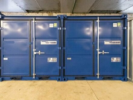Verschließbare Lagerboxen in einer Halle bei Stralsund. Selfstorage