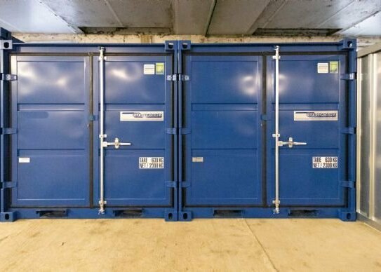 Verschließbare Lagerboxen in einer Halle bei Stralsund. Selfstorage