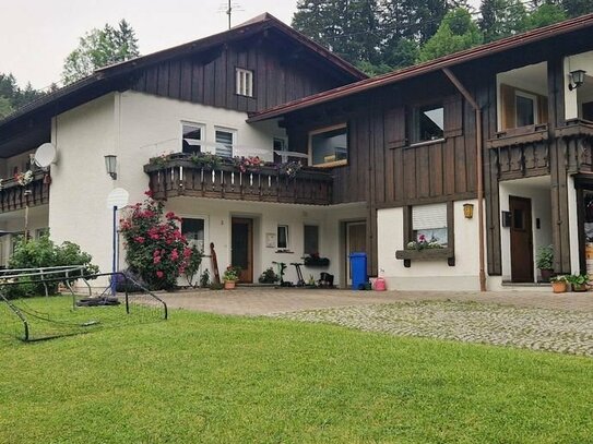 Zweifamilienhaus, sehr ruhige TOP - Lage mit toller Aussicht in sonniger Hanglage, mit Berg Panorama