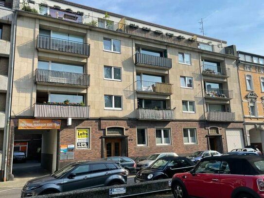 Schicke renovierte 3 - Zimmer - Stadtwohnung mit Balkon