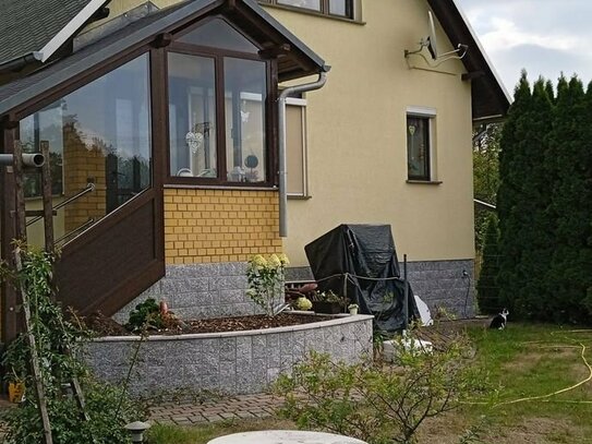 gemütliches Einfamilienhaus mit Nebengelassen und Garagen