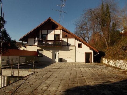 Zweifamilienhaus in sonniger Ortsrandlage mit 3 Gewerbeeinheiten im EG