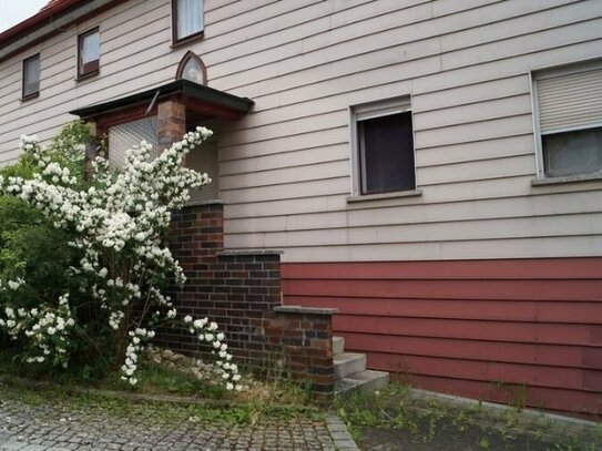 Zweifamilienhaus Garten, Garage und Kfz-Stellplatz (evtl. noch mit Scheune) in Bastheim, OT