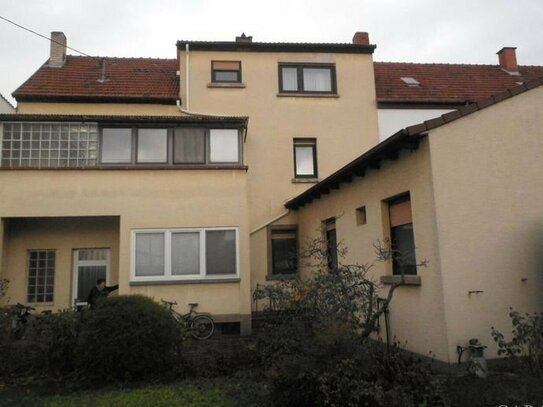 Sofort bezugsfrei! Der Riese unter den Reihenhäusern: Haus mit Nebengebäude und Garten