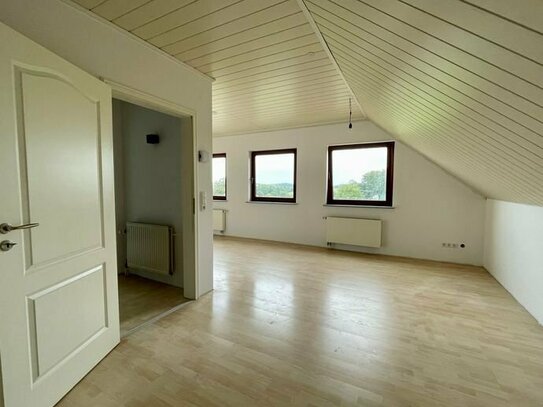 MANNELLA *Frisch renovierte 3-Zimmer Dachgeschosswohnung mit herrlichem Ausblick - Zentral, ruhig, idyllisch*