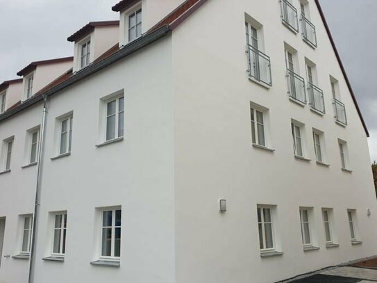 Erstbezug: 2-Zimmer-Wohnung EG mit Einbauküche, Terrasse, Dusche, Pkw-Stellplatz u. Kellerabteil direkt am Löpsinger Tor