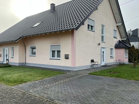 Traumhaftes Einfamilienhaus mit Einliegerwohnung und Garage in guter Lage von Sessenhausen