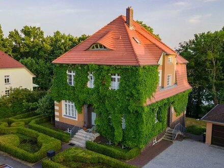 Mehrgenerationenhaus - Historische Altbauvilla aus 1928 in direkter Seelage.