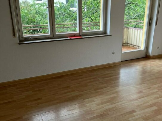 Helle 3 Zimmer Wohnung mit Balkon