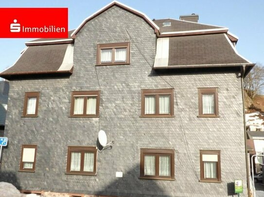 Dreifamilienhaus in zentrale Lage von Schmiedefeld am Rennsteig sucht neuen Eigentümer !!