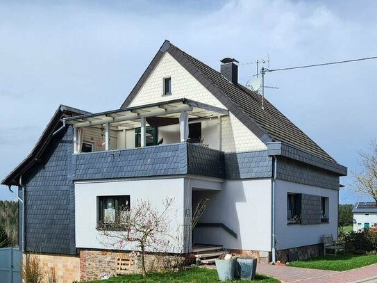 Sehr schönes freistehendes Zweifamilienhaus in Damflos