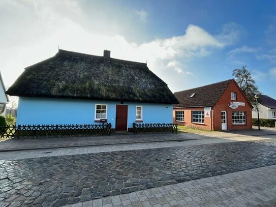 Reetgedecktes Wohnhaus mit Ferienbungalow und Laden in bester Geschäftslage von Born a. Darß