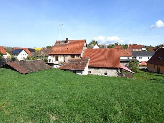 Einfamilienhaus mit sehr großem Grundstück in sonniger Lage!