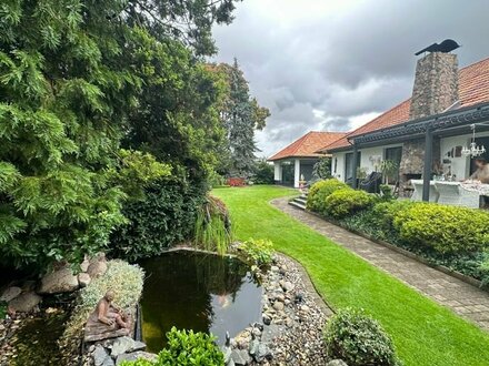 repräsentative Villa im Landhausstil mit Schwimmbad auf parkähnlichem Grundstück