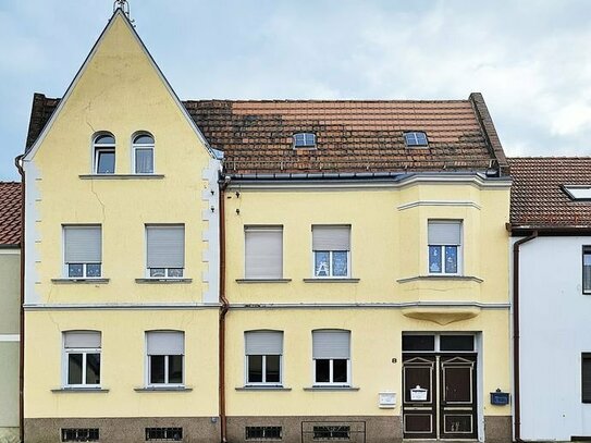 Mehrfamilienhaus mit Seitenflügel und Hinterhaus mit Garage