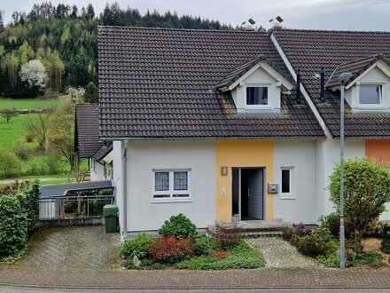 Schöne, helle Doppelhaushälfte mit Terrasse und Balkon sowie Schornstein für Kaminofen in toller Lage