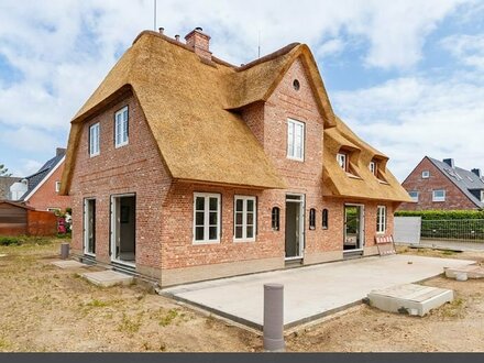 Neubau eines reetgedeckten Hauses mit 2 Einheiten und Weitblick über die Wiesen (HT1/ West)