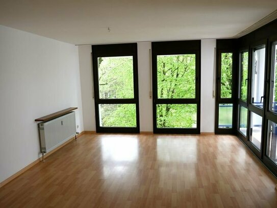 Modernisierte, großzügige und sehr helle 2 1/2-Zimmer Wohnung (Balkon, 3.OG, Lift und TG) nähe Steiner Schloss