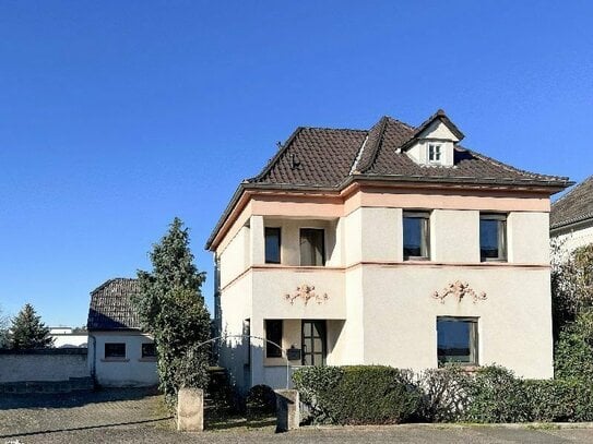Jugendstil / Gründerzeit Villa mit Nebengebäude, 4-5 Parkplätzen und Riesengarten in Bornheim OT
