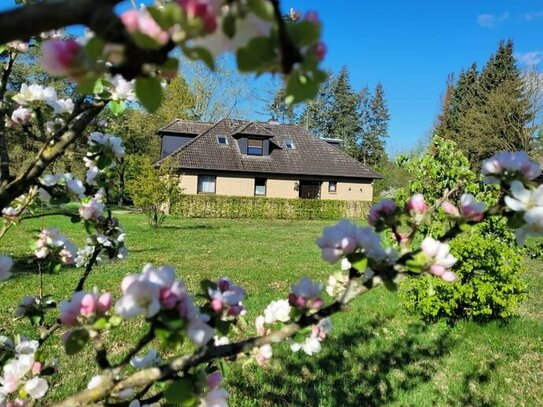 Zweifamilienhaus in Bad Bodenteich, DG vermietet, mit 3.000 m² Grundstück (Bauland für ein weiteres Haus)