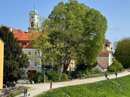 Stadtamhof - Kleines denkmalgeschütztes MFH - teilweise frei