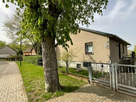 Wohnhaus mit großem Nebengebäude auf großzügigen Grundstück