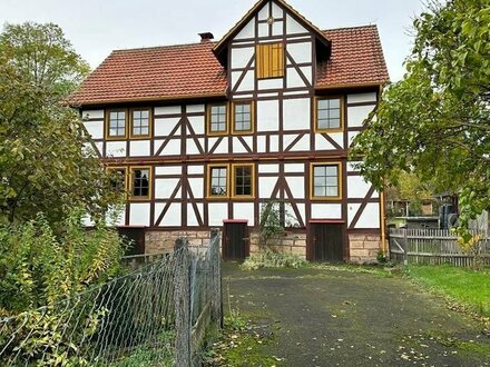 Zweifamilienkunsthaus mit traumhaftem Garten in sonniger Ortsrandlage