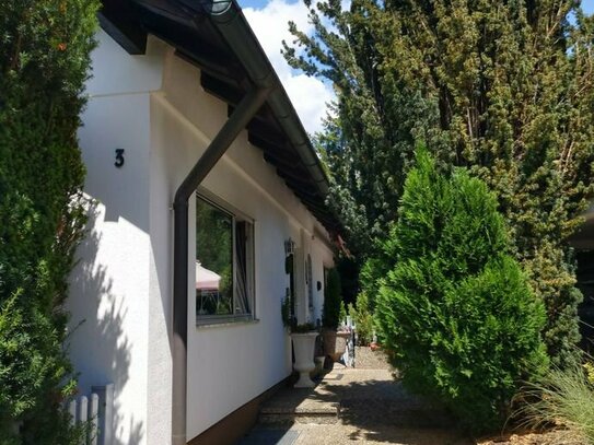 Wenn Sie vollkommen ruhig und geschützt wohnen möchten ... Einfamilienhaus mit vielen Extras nebst Schwimmhalle