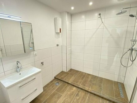 *Provisionsfrei* Erstbezug nach Sanierung: 3ZKB-Wohnung mit saniertem Bad und Loggia im Hochparterre