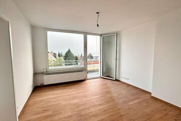 PANORAMASICHT ZU SEE & BERGEN! Frisch saniertes 2-Zi.-Penthouse mit Balkonterrasse