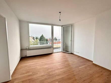 PANORAMASICHT ZU SEE & BERGEN! Frisch saniertes 2-Zi.-Penthouse mit Balkonterrasse